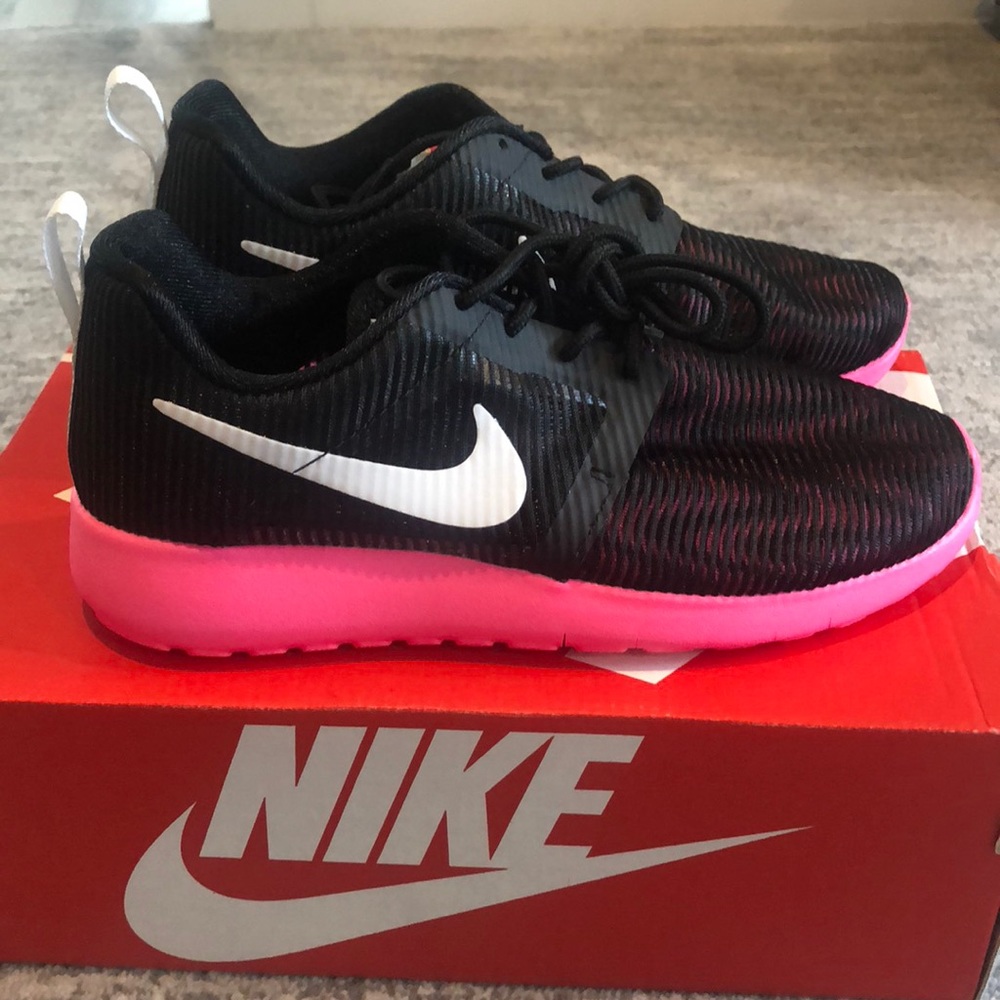 New girls Nike roshe one flight weight shoes